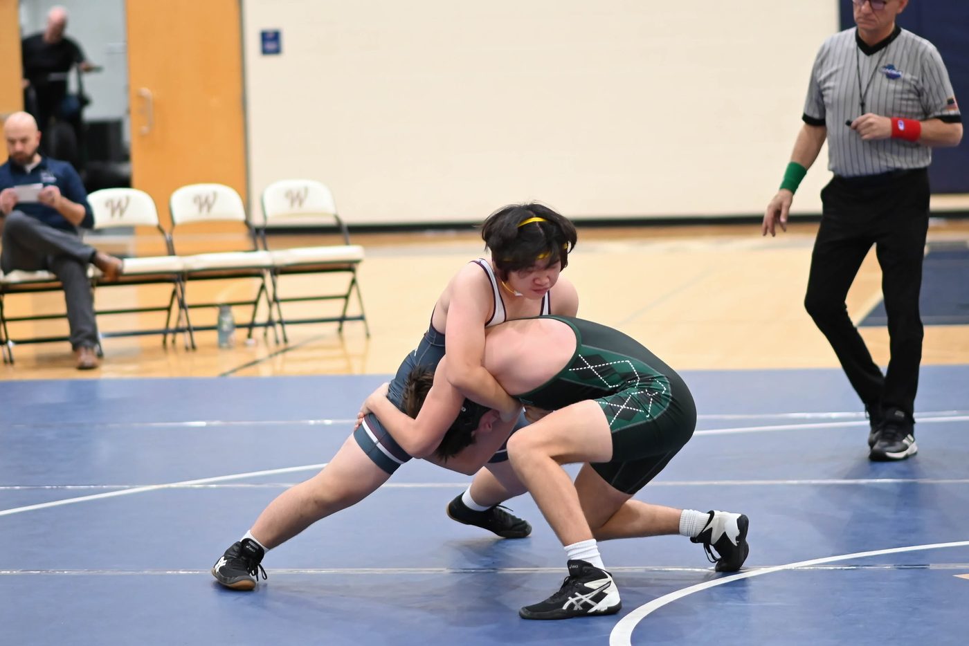 Yumin wrestling in a match